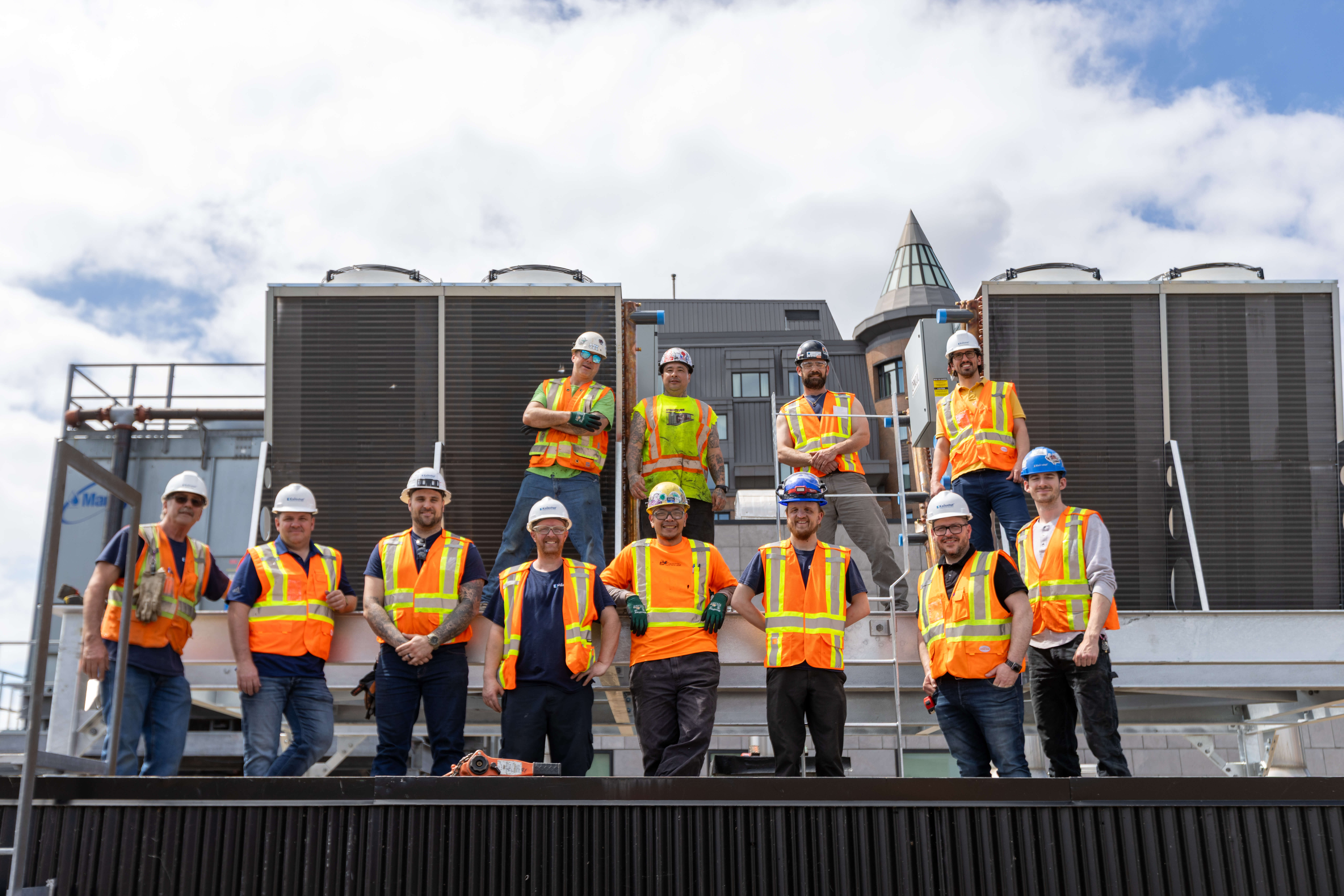 Kolostat field team on a Montréal rooftop next to cooling towers
